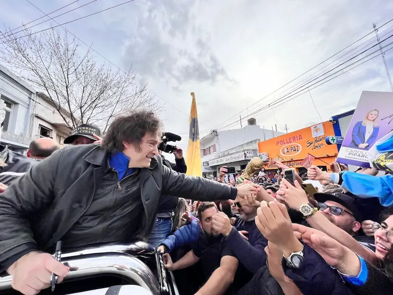 Milei conla gente